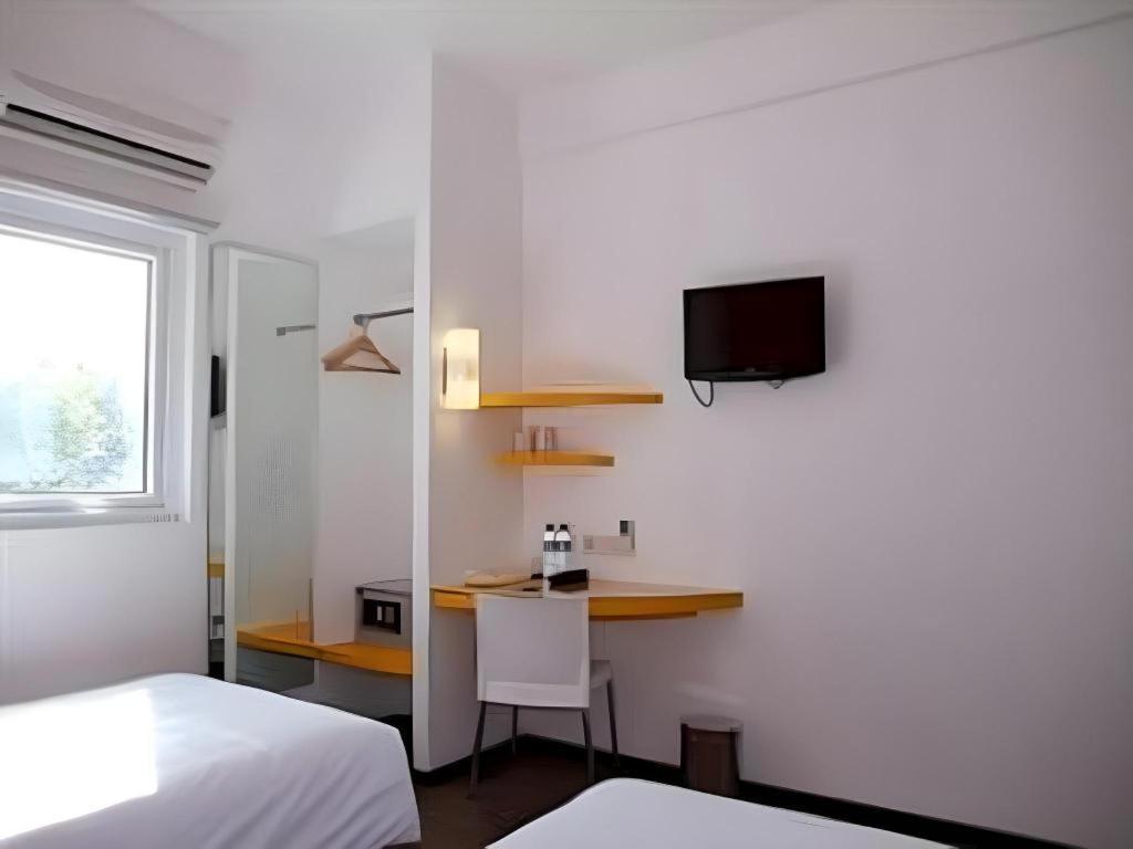 Amaris Hotel Ambon Exterior photo